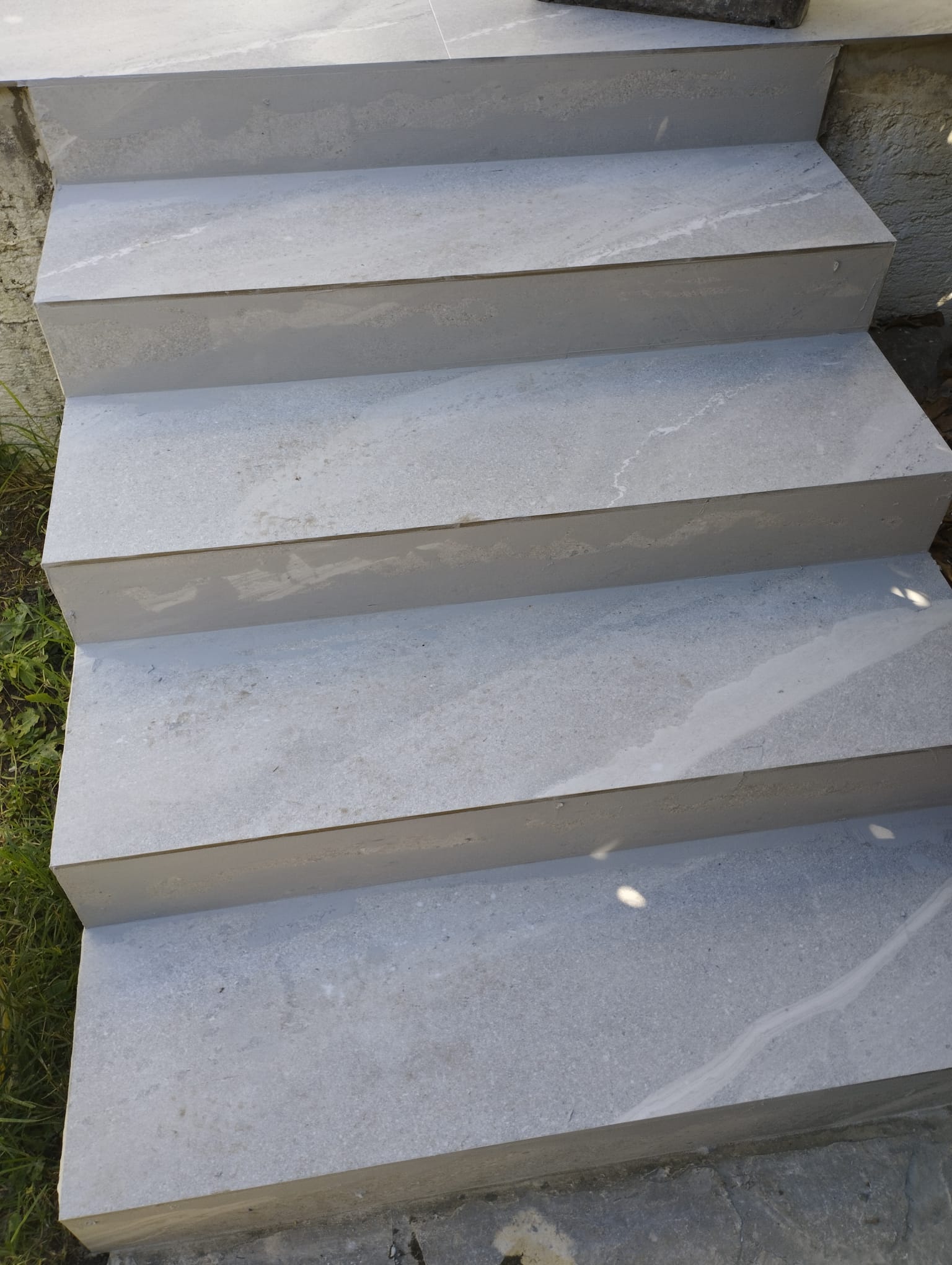 Vanjsko stubište - svijetle pločice